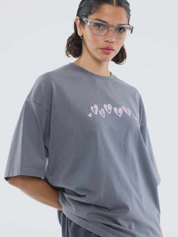 Pelly Sprayed heart Tee-Washed Grey